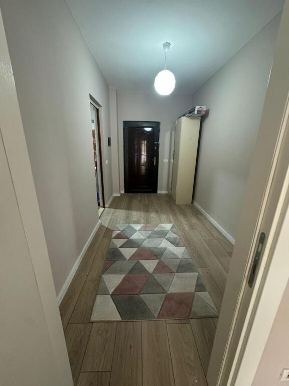 Ne zonen e Freskut,prane Deges se Thesarit jepet me qera apartament 2+1,i mobiluar.