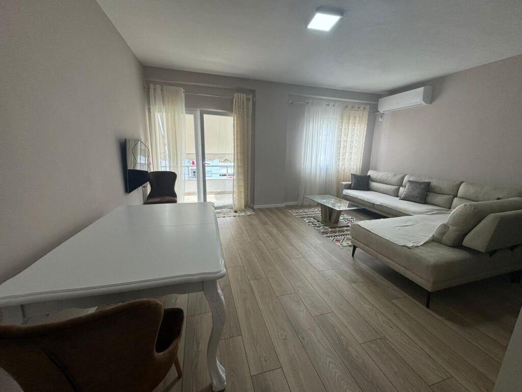 Ne zonen e Freskut,prane Deges se Thesarit jepet me qera apartament 2+1,i mobiluar.