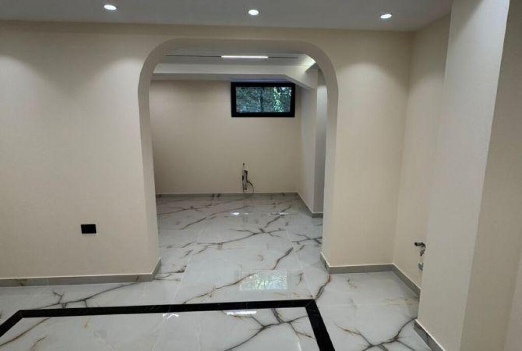 Business environment Duplex for rent on Elbasan street, Metropolitan University