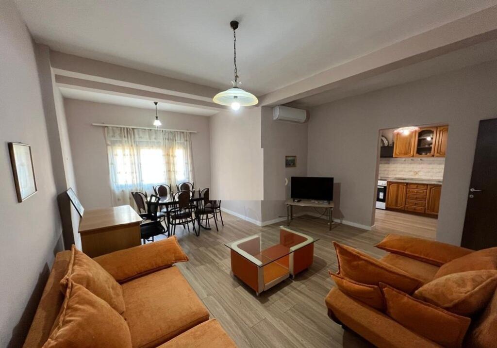 Si offre un appartamento 1+1 con cucina separata in una delle zone più richieste di Tirana - Myslym Shyri