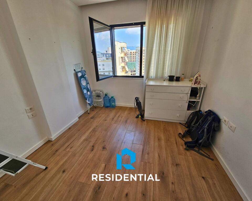 Tek 21 Dhjetori Jepet Me Qira Apartament 2+1 I Mobiluar!