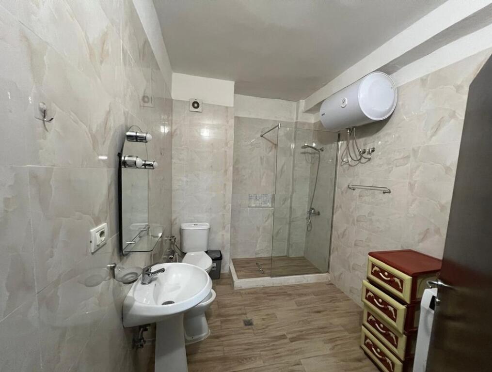 Si offre un appartamento 1+1 con cucina separata in una delle zone più richieste di Tirana - Myslym Shyri