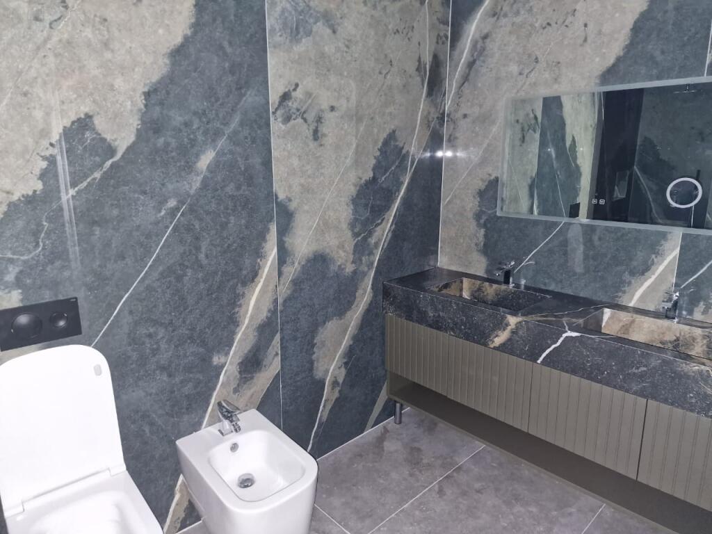 Apartament lluksoz 2+1+2 tualete me qera në kompleksin prestigjoz "Lake view"