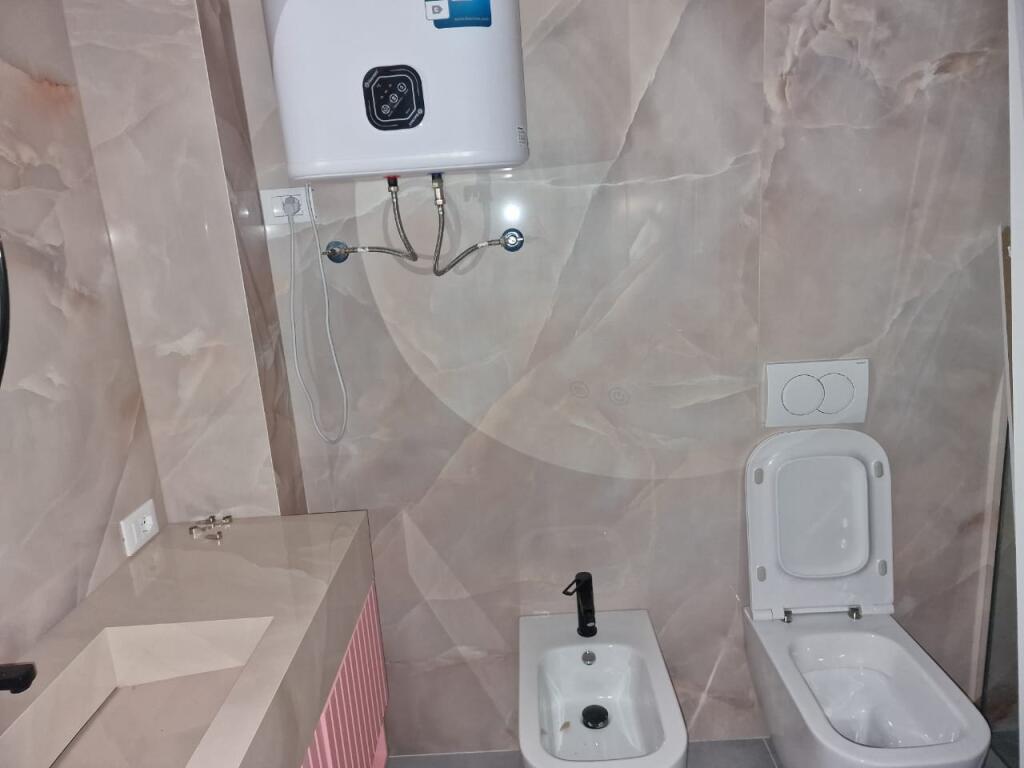 Apartament lluksoz 2+1+2 tualete me qera në kompleksin prestigjoz "Lake view"