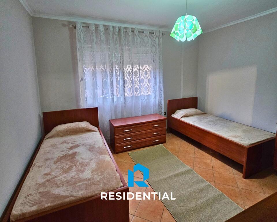 Tek Komuna E Parisit, Jepet Me Qira Apartament 2+1 I Mobiluar!
