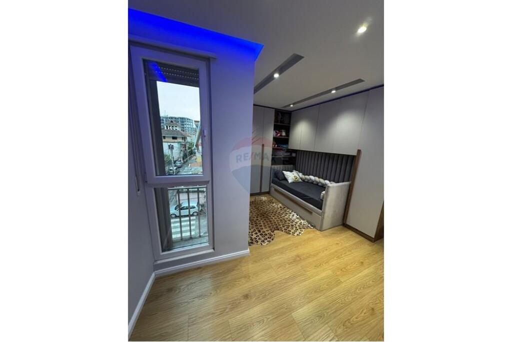 Ofrohet për shitje një apartament modern në zonën e kërkuar të Ali Demit, në një pallat të ri të ndërtuar në vitin 2019.