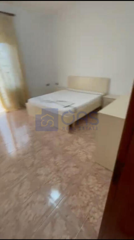 Un appartamento 1+1 è in affitto in una casa privata a Don Bosko.