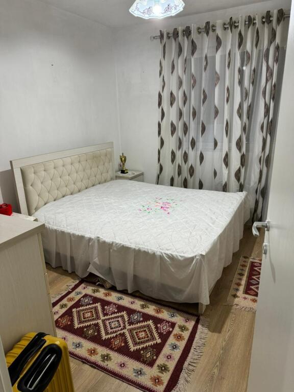 Appartamento 1+1 in affitto a Laprakë, vicino a Vizion+, completamente arredato, zona tranquilla, senza agenzia