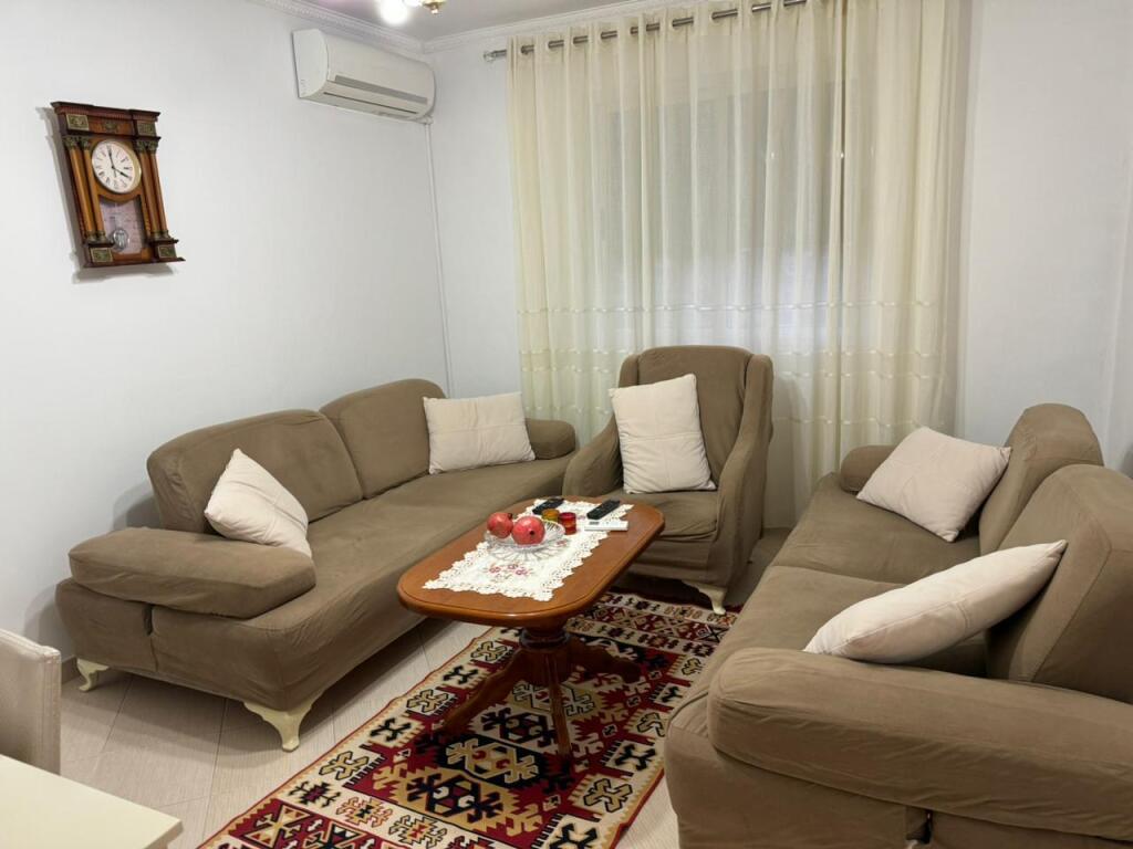 Appartamento 1+1 in affitto a Laprakë, vicino a Vizion+, completamente arredato, zona tranquilla, senza agenzia
