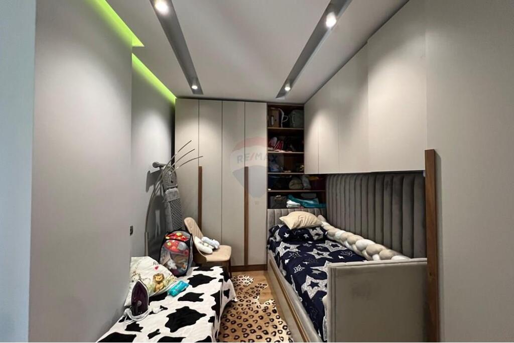 Shitet Apartament 2+1+2 në Ali Dem!