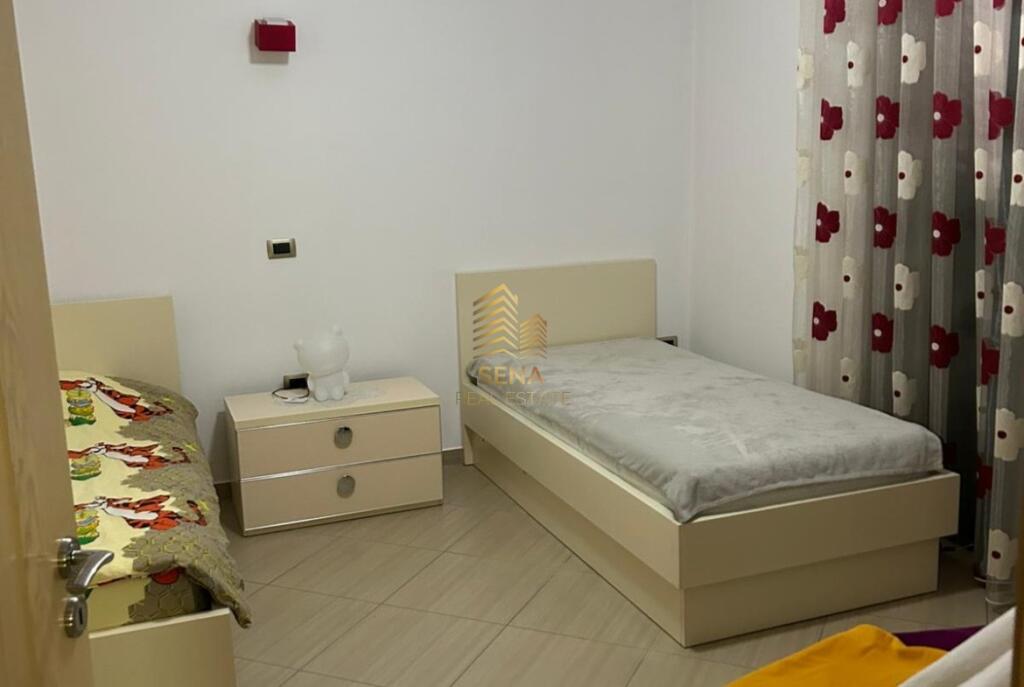 Qira, vilë 4-katëshe, Porcelan, e diskutueshme
