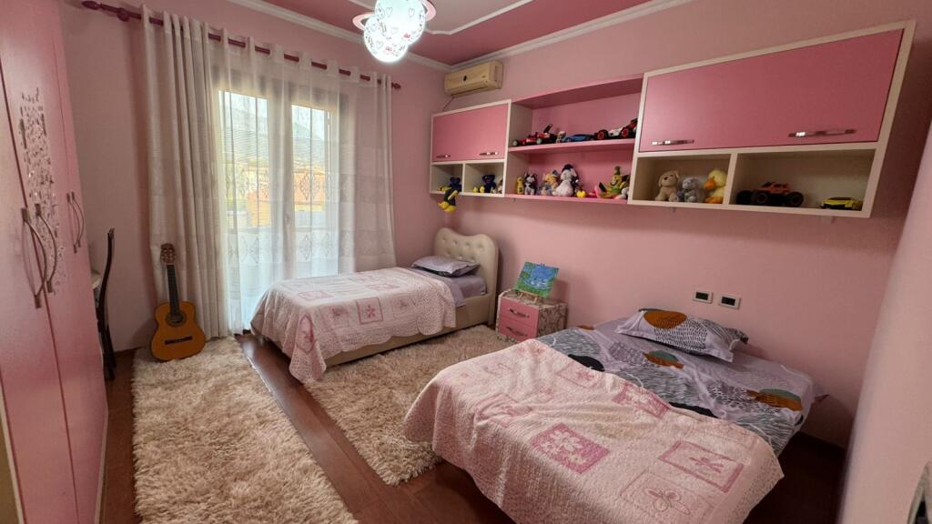 Ne zonen e Alliasit, Rruga Abedin Cici, jepet me qera kati i 3-te i nje vile 2+1+2, e mobiluar.