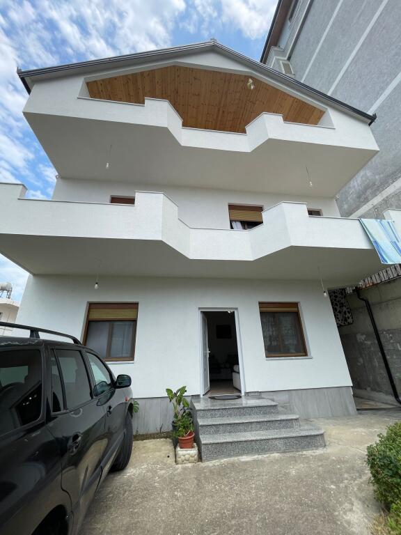 For rent the 1st floor of a villa, in the area of Golem!