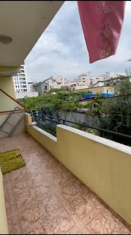 Un appartamento 1+1 è in affitto in una casa privata a Don Bosko.