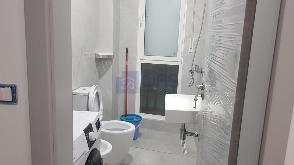 Appartamento 1+1 in affitto presso Komuna e Parisit