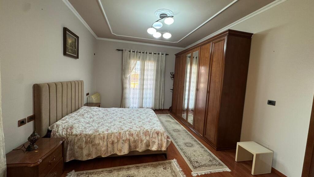 Ne zonen e Alliasit, Rruga Abedin Cici, jepet me qera kati i 3-te i nje vile 2+1+2, e mobiluar.