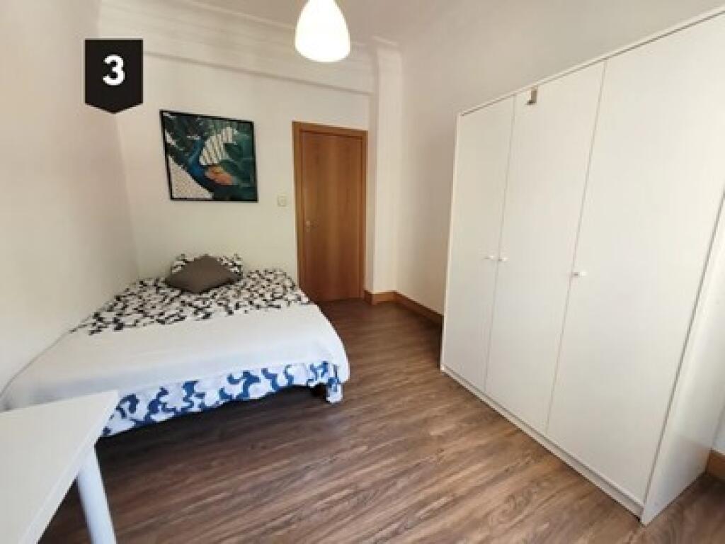 Apartament Me Qera 2+1 Tek Rruga Bardhyl