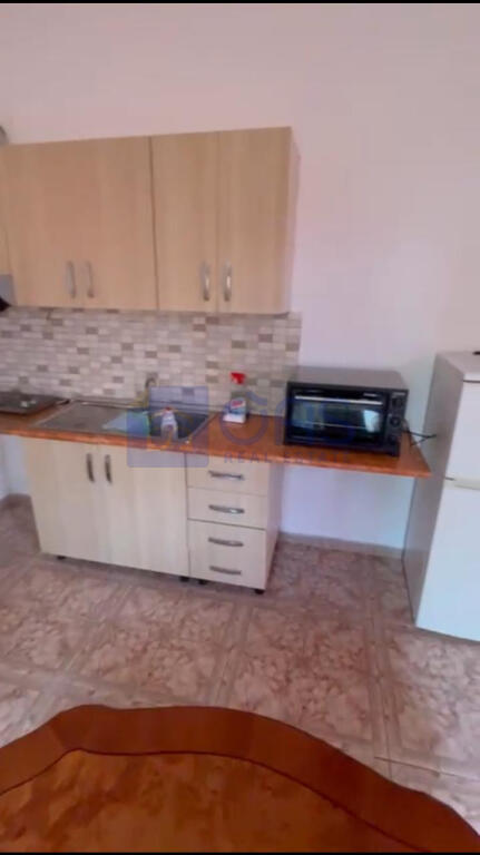 Un appartamento 1+1 è in affitto in una casa privata a Don Bosko.