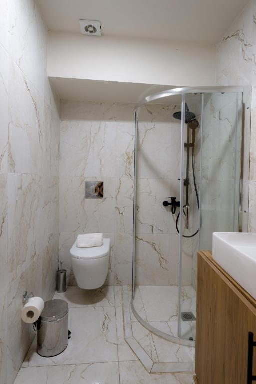 Apartament me qera 2+1+2 tek Komuna E Parisit