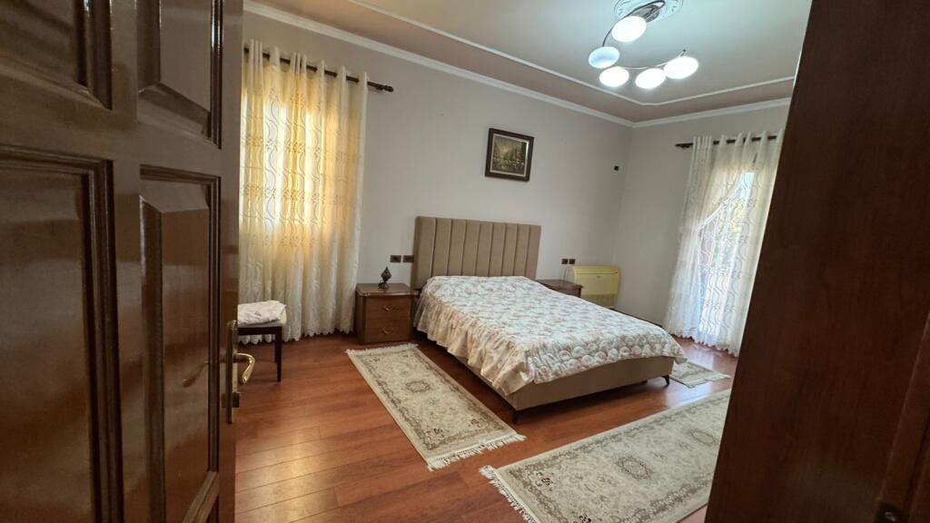 Ne zonen e Alliasit, Rruga Abedin Cici, jepet me qera kati i 3-te i nje vile 2+1+2, e mobiluar.