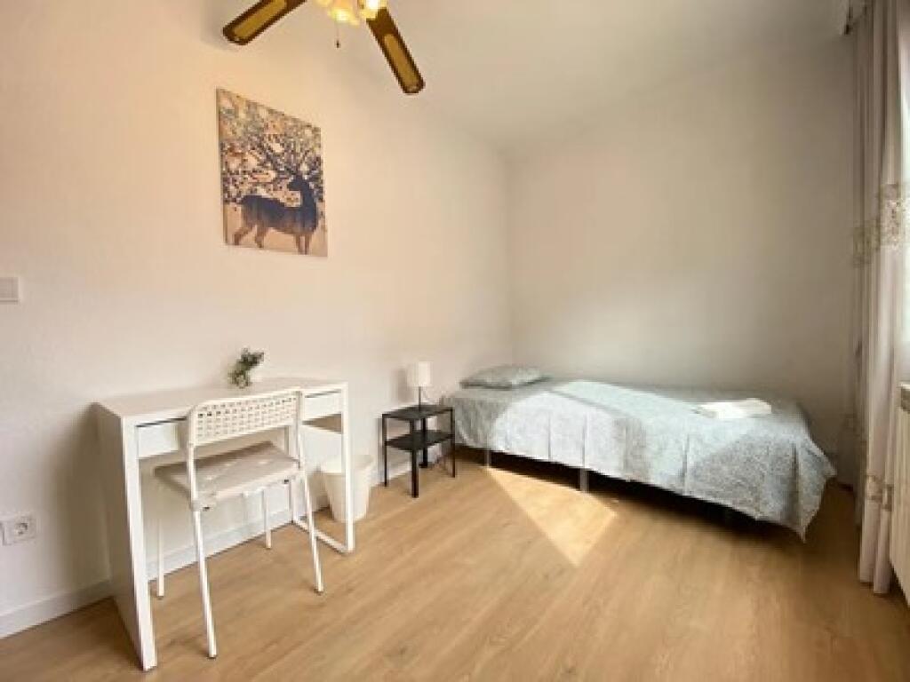 Apartament Me Qera 2+1 Tek Rruga Bardhyl