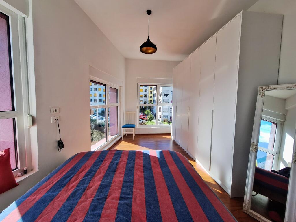 (Senza agenzia - 0 commissioni) Appartamento 2+1+2+balcone con vista su Dajti + 8 finestre esposte a nord-est-sud con ampi spazi + parcheggio opzionale.