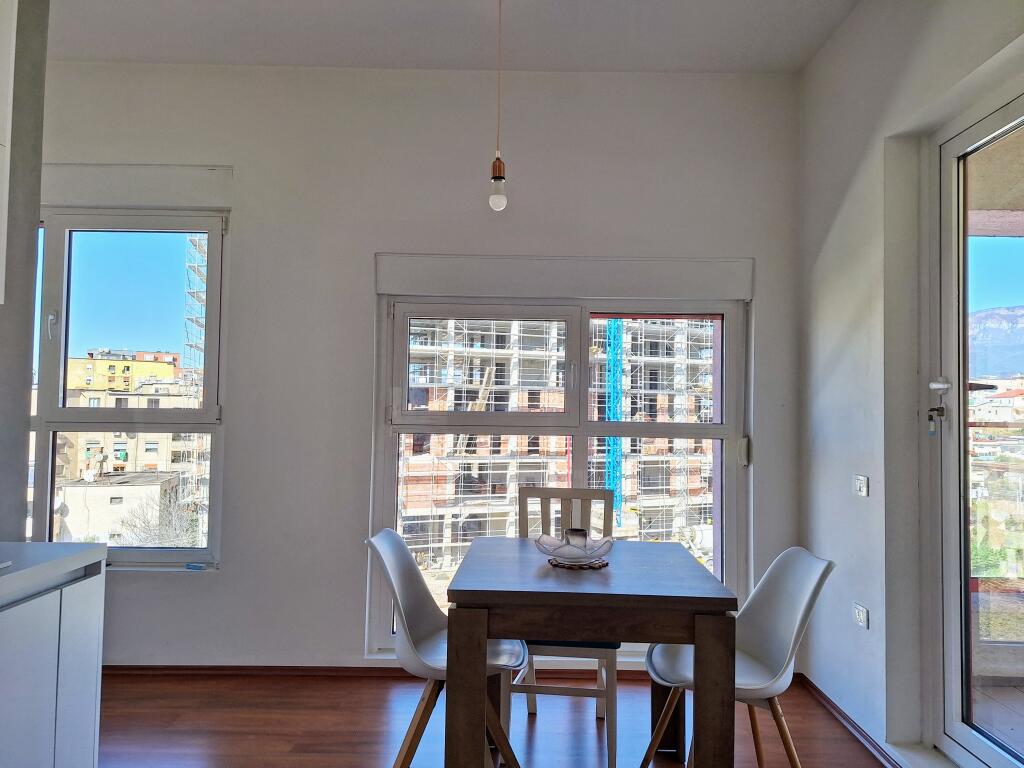 (Senza agenzia - 0 commissioni) Appartamento 2+1+2+balcone con vista su Dajti + 8 finestre esposte a nord-est-sud con ampi spazi + parcheggio opzionale.
