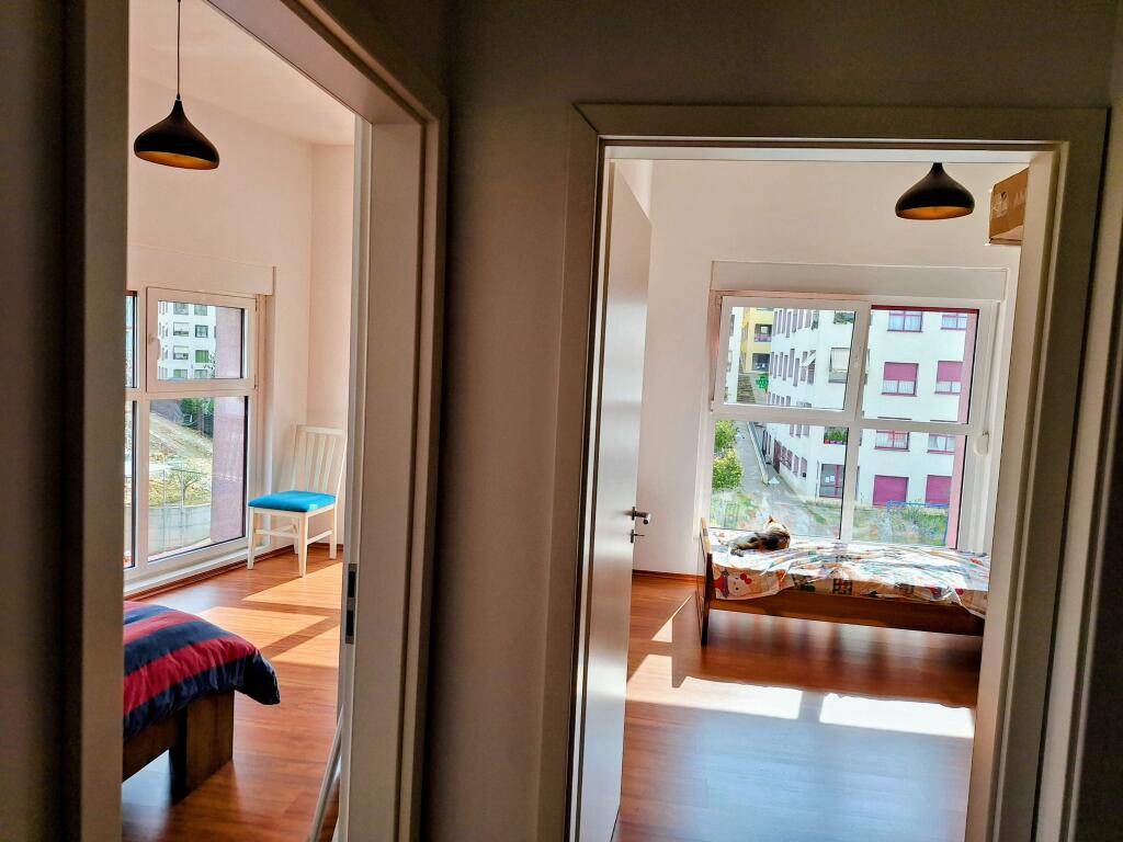 (Senza agenzia - 0 commissioni) Appartamento 2+1+2+balcone con vista su Dajti + 8 finestre esposte a nord-est-sud con ampi spazi + parcheggio opzionale.