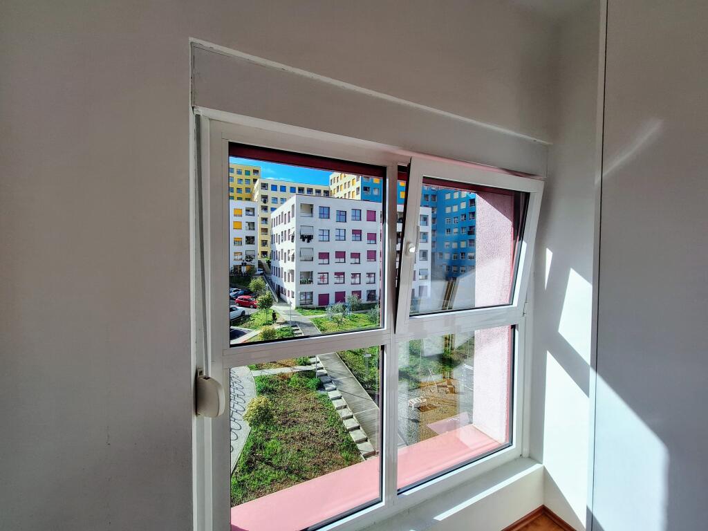 (Senza agenzia - 0 commissioni) Appartamento 2+1+2+balcone con vista su Dajti + 8 finestre esposte a nord-est-sud con ampi spazi + parcheggio opzionale.