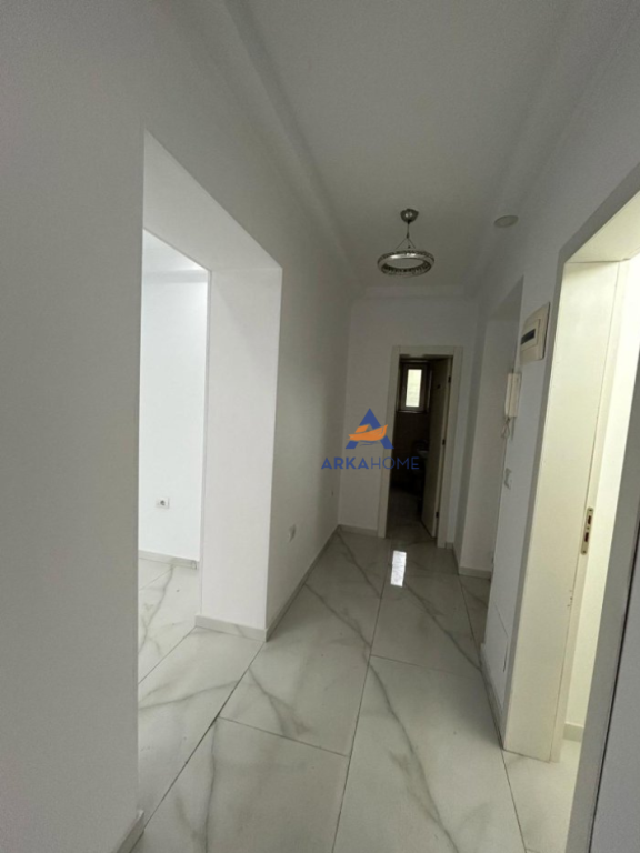 JEPET ME QERA AMBIENT PER ZYRË 50M2 "RRUGA E DIBRES(Kryqezimi Farmacia 10)".