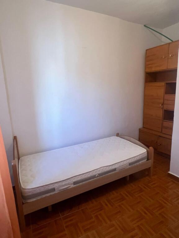 Rruga e Dibres, pak muntuta larg Fakultetit te Mjeksise, jepet me qera apartament 2+1, e mobiluar.