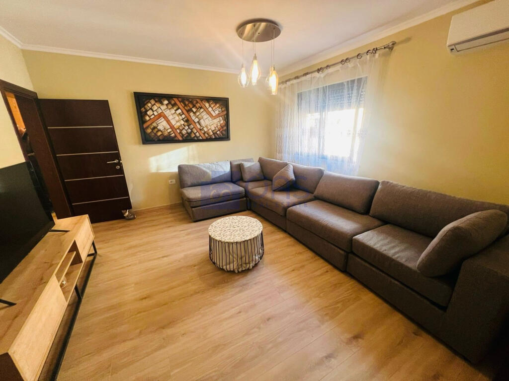 Appartamento 2+1 in affitto presso Komuna e Parisit.