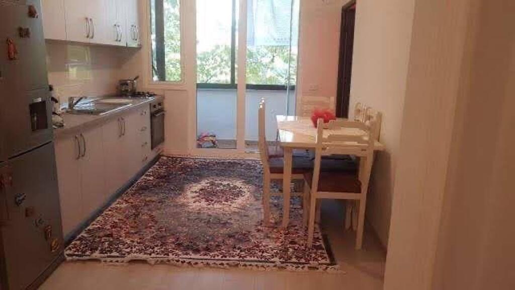 Një apartament 1+1 jepet me qera tek Oshe, bulevardi Gjergj Fishta.