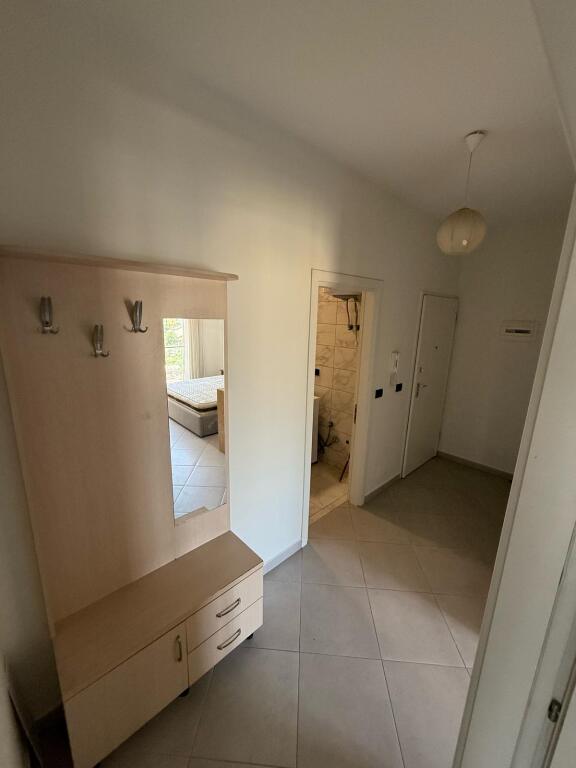 Një apartament 1+1 jepet me qera tek Amerikan 2, rruga Dibra.
