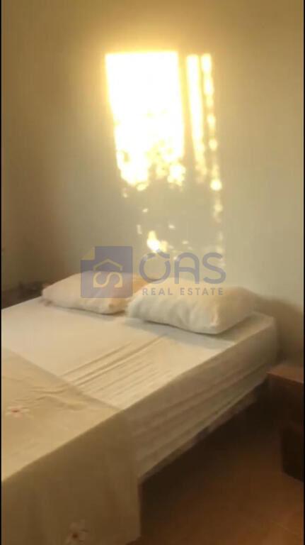 Un appartamento 1+1 è disponibile per affitto in una casa privata a Don Bosko.