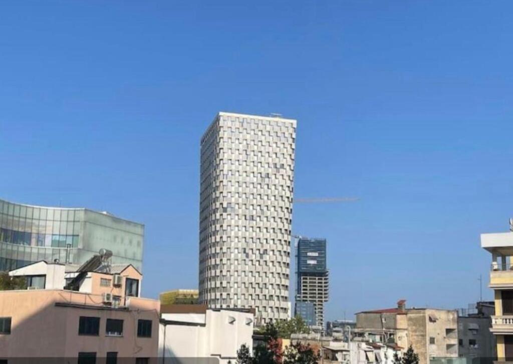 Apartament 1+1 me Qira (perfshire administrimin) - Qendër, përballë Toptanit