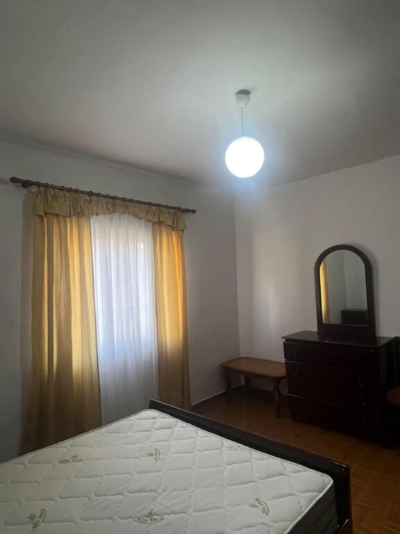 Rruga e Dibres, pak muntuta larg Fakultetit te Mjeksise, jepet me qera apartament 2+1, e mobiluar.