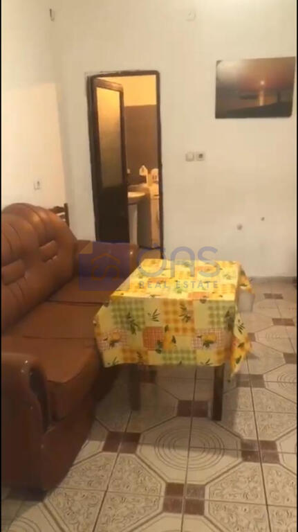 Un appartamento 2+1 è disponibile per affitto in una casa privata a Don Bosko.