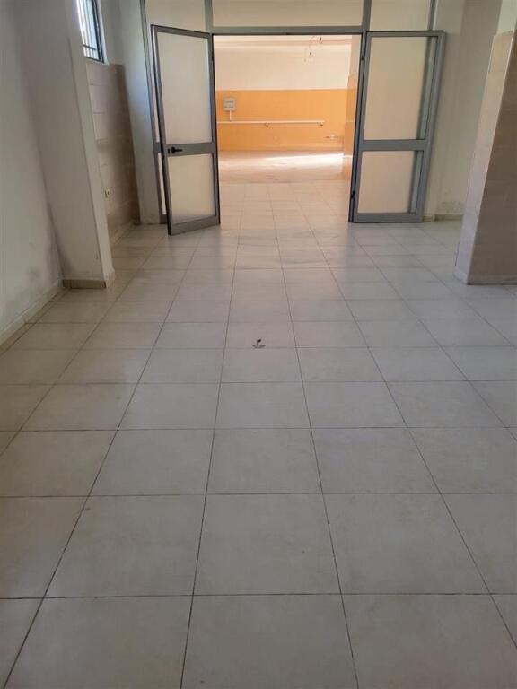 MAGAZINE ME QERA 250 M2 AUTOSTRADA TR-DR