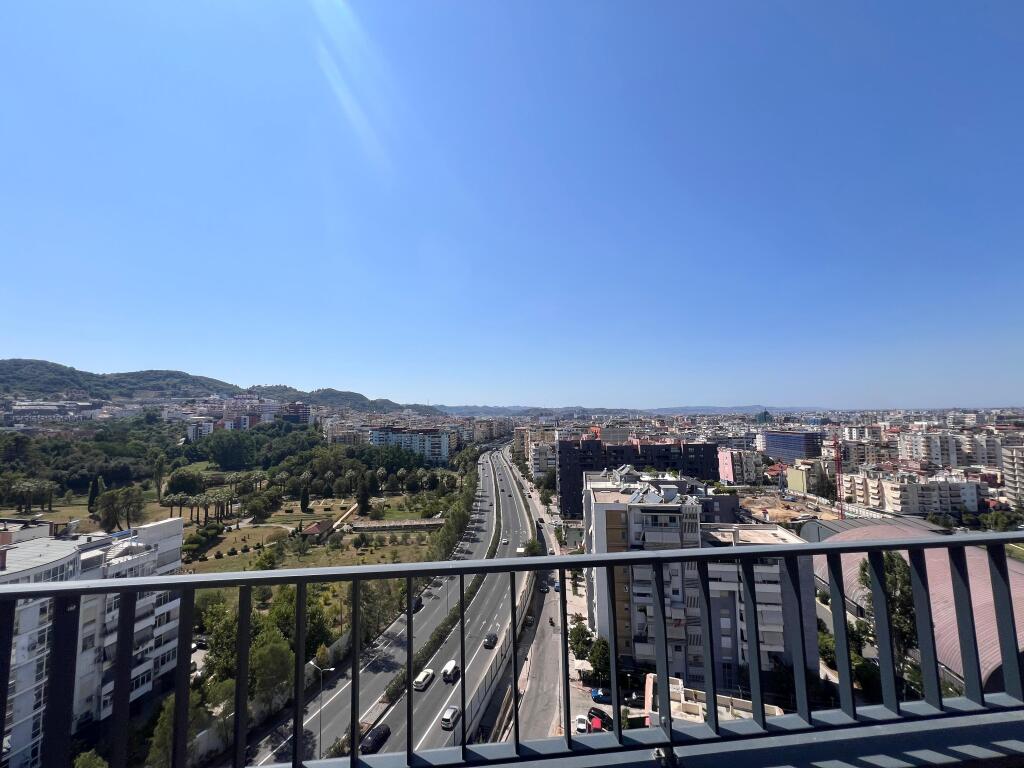 Shitet apartament 2+1+2 tek Liqeni Artificial, Pamje nga Liqeni