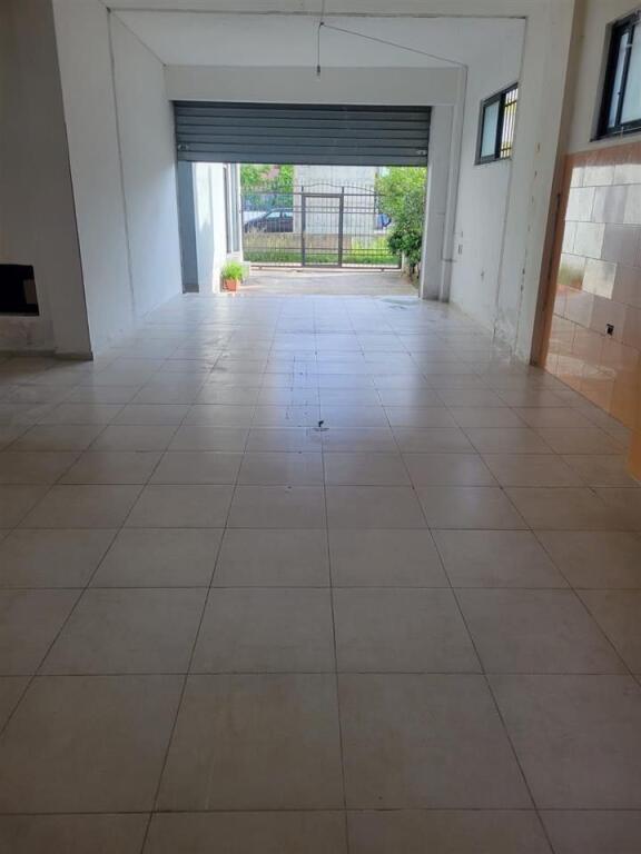 MAGAZINE ME QERA 250 M2 AUTOSTRADA TR-DR