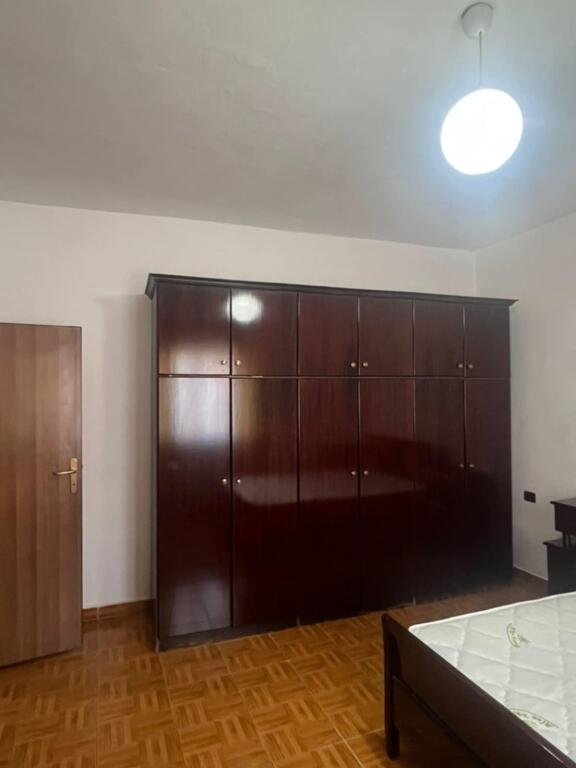 Rruga e Dibres, pak muntuta larg Fakultetit te Mjeksise, jepet me qera apartament 2+1, e mobiluar.