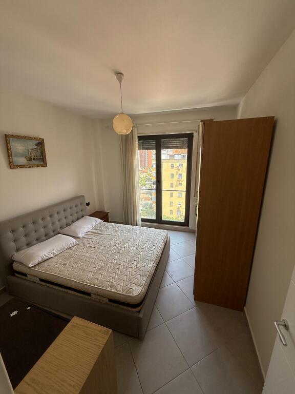 Një apartament 1+1 jepet me qera tek Amerikan 2, rruga Dibra.