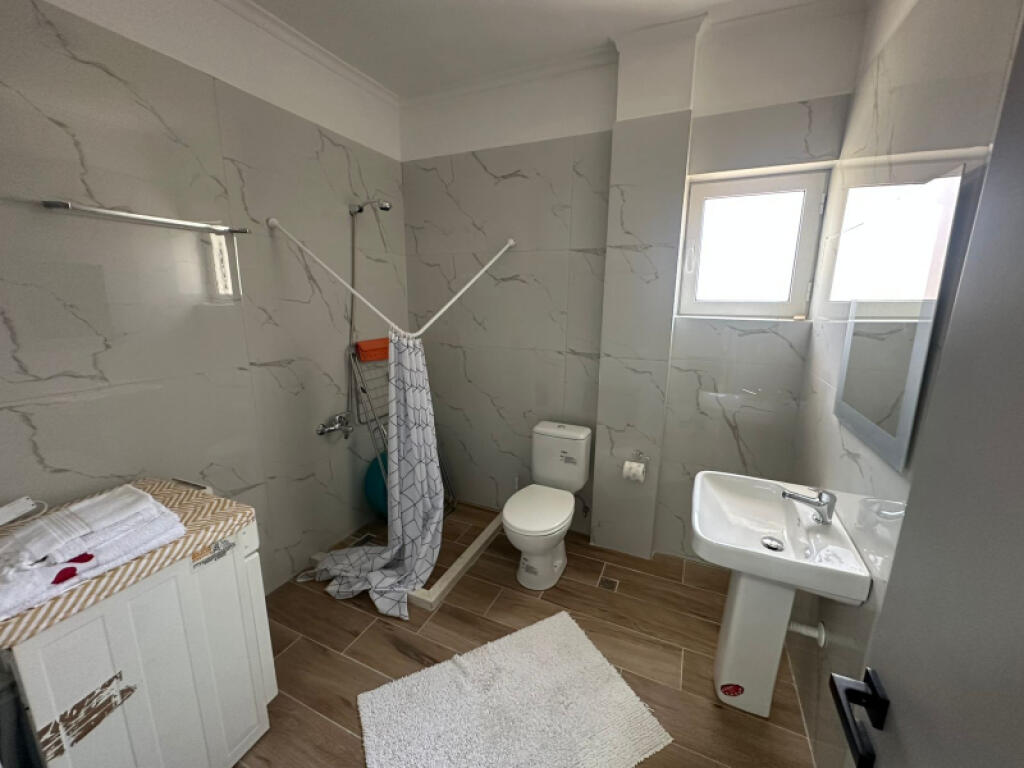Qera Hyrje Private 2+1+Parkim, Kodra E Priftit.