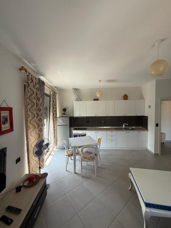 Një apartament 1+1 jepet me qera tek Amerikan 2, rruga Dibra.