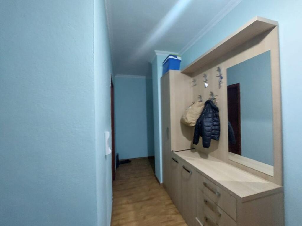 Jepet apartament 1+1 me qera tek pallatet Cabej, misto mame.