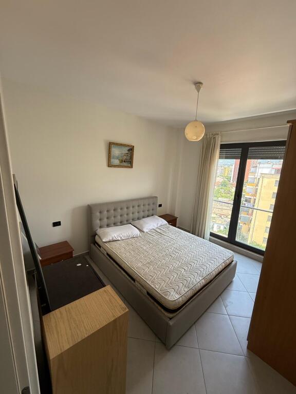 Një apartament 1+1 jepet me qera tek Amerikan 2, rruga Dibra.