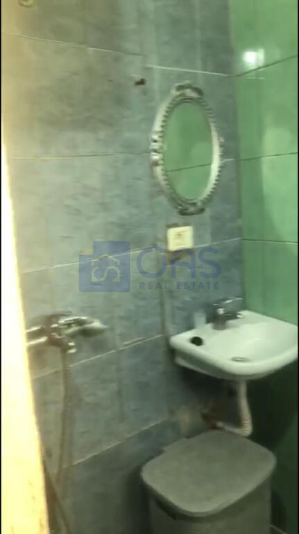 Un appartamento 1+1 è disponibile per affitto in una casa privata a Don Bosko.
