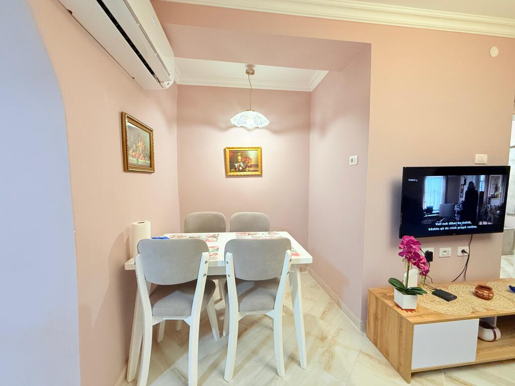 Jepet me Qira – Apartament 1+1 pranë Ambasadës Amerikane