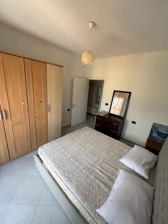 Një apartament 1+1 jepet me qera tek Amerikan 2, rruga Dibra.